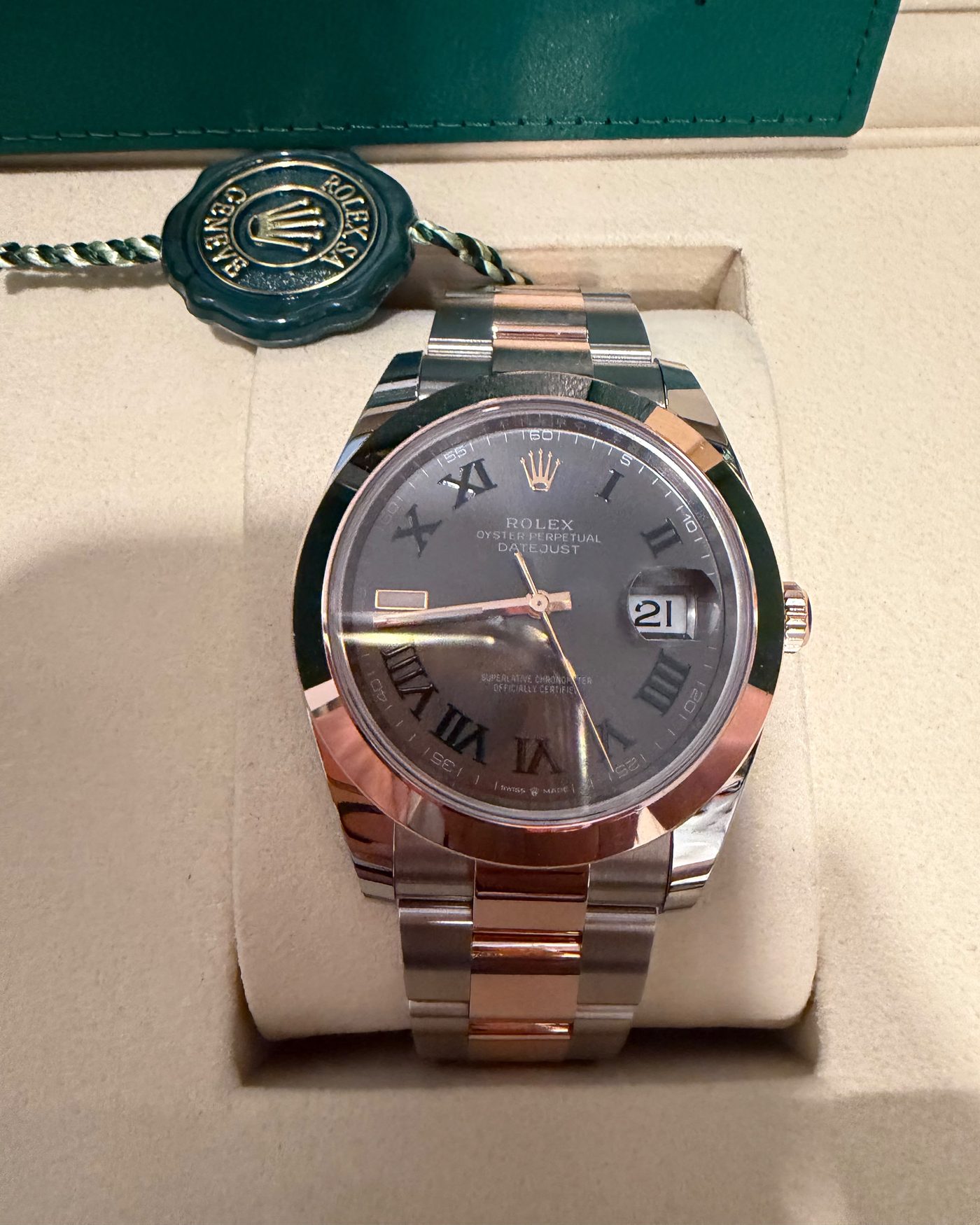 Rolex Datejust 41 aço e ouro rosé, mostrador cinza com algarismos romanos, na caixa