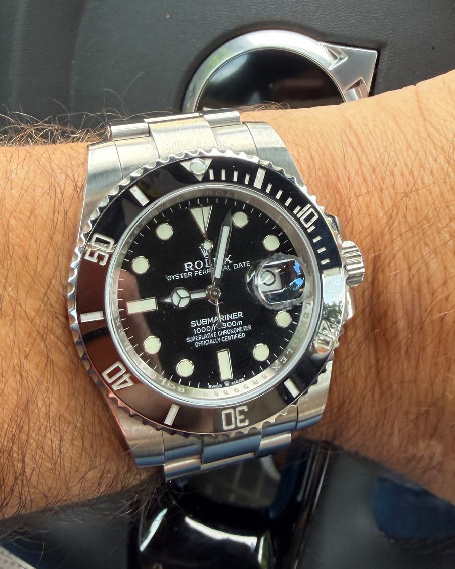 Rolex Submariner Date em aço, mostrador e luneta pretos, no pulso