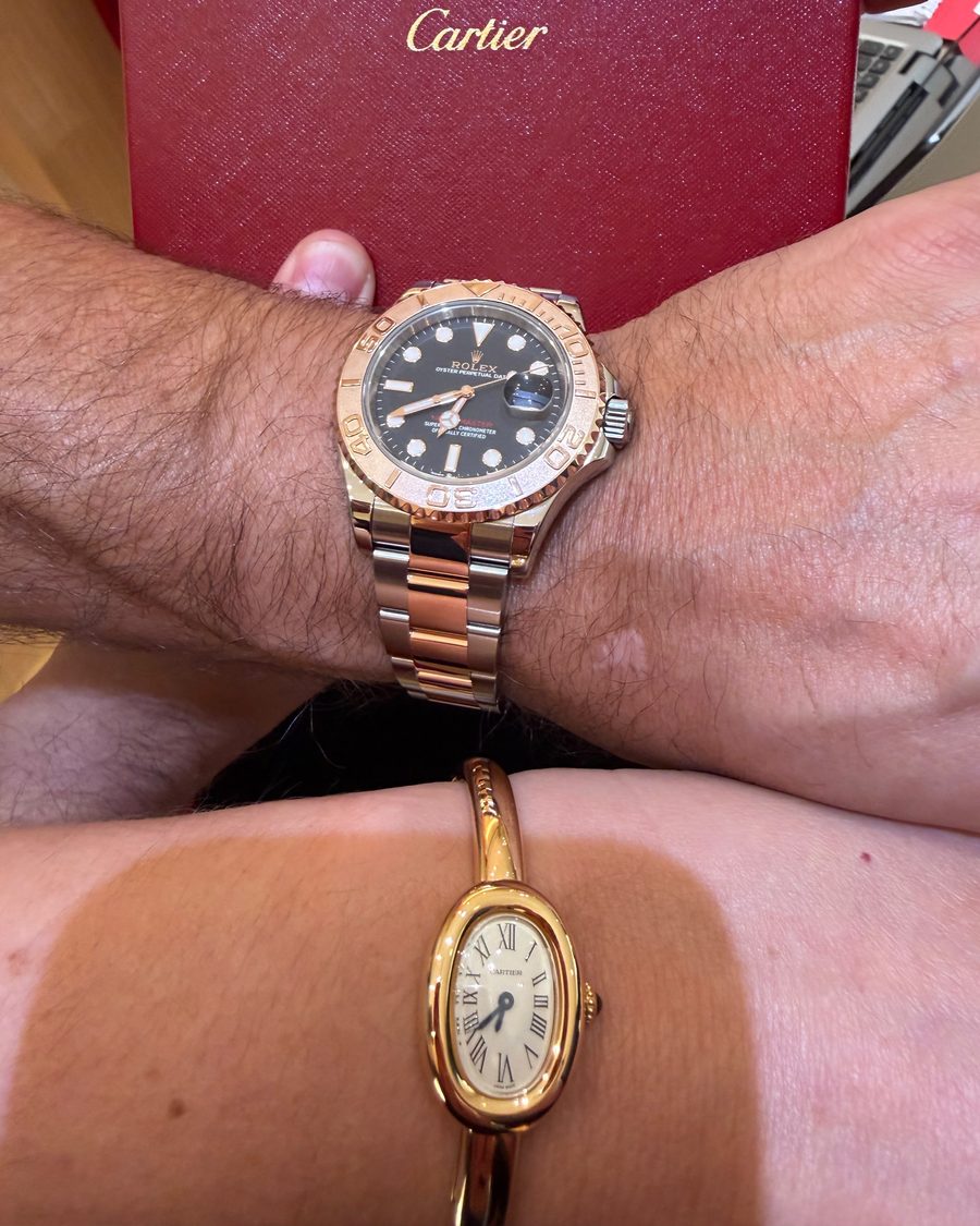 Rolex Yacht-Master em ouro Everose ao lado de um Cartier Baignoire em ouro